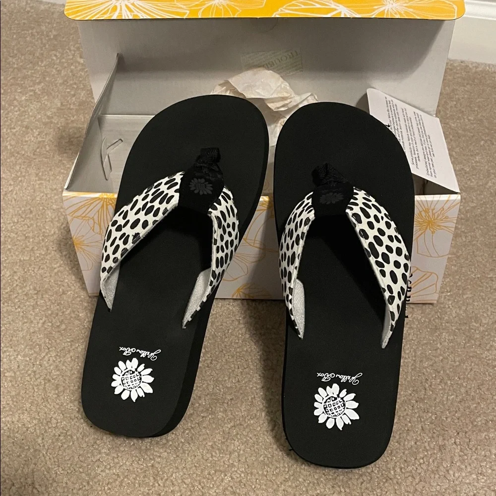 Yellow Box Women's White/Black Fiasco Flip Flops Size 8 (New With Tags) - Picture 5 of 7